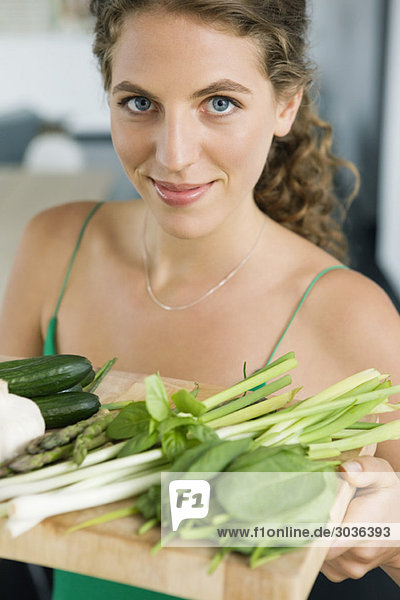 Frau mit Gemüse in der Küche