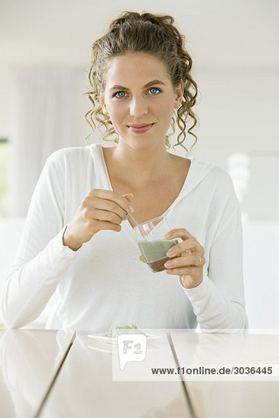 Porträt einer Frau mit grünem Ton für die Gesichtsmaske