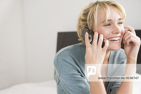 Frau im Gespräch auf dem Handy