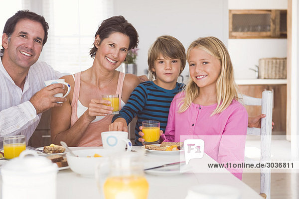 Porträt einer Familie beim Frühstücken