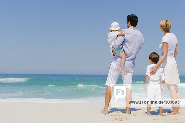 Familie im Urlaub am Strand