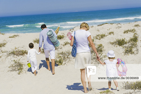 Familie im Urlaub am Strand
