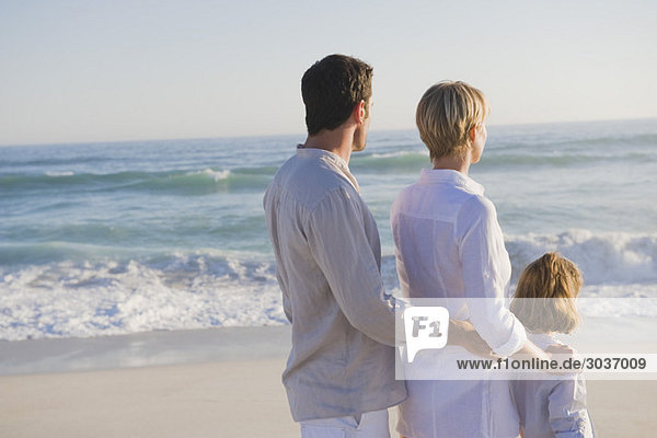 Familie am Strand stehend