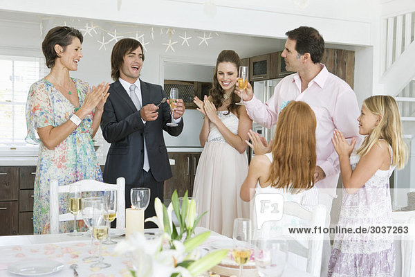 Neuvermähltes Paar genießt mit Gästen in einer Party