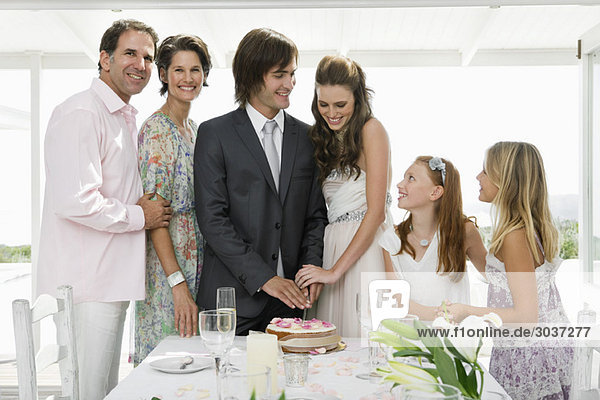 Neuvermähltes Paar mit Gästen bei einer Hochzeitsfeier