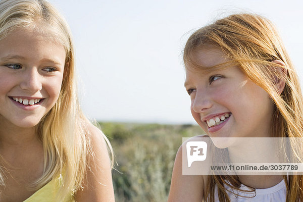 Zwei Mädchen lächeln
