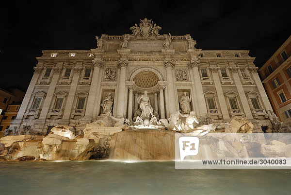 Der Trevi-Brunnen (Fontana di Trevi) bei Nacht  Rom  Italien  Flachwinkelansicht