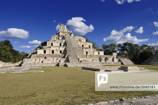 Das Fünfgeschossige Gebäude (Edificio de los Cinco Pisos) in der Maya-Ruinenstätte von Edzna  Yukatan  Mexiko