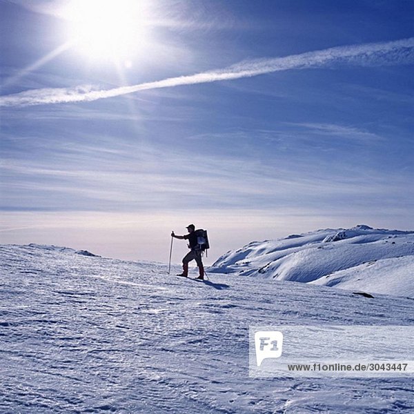 Mann beim Skifahren am Berg