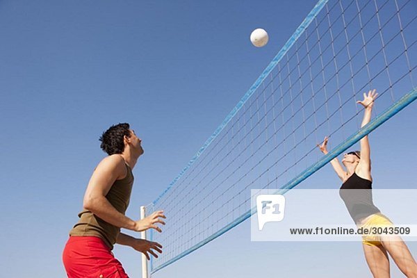 Pärchen spielen Beach-Volleyball