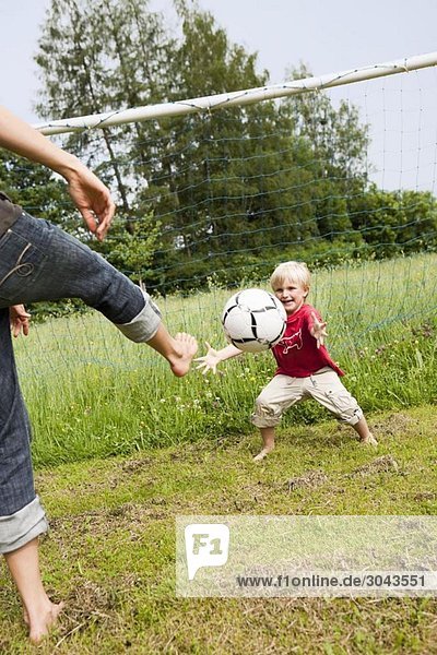 Mutter und Sohn spielen Fußball