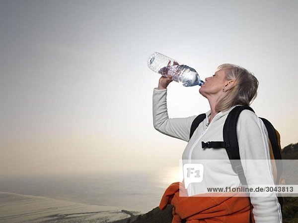 Frau beim Wandern Trinkwasser