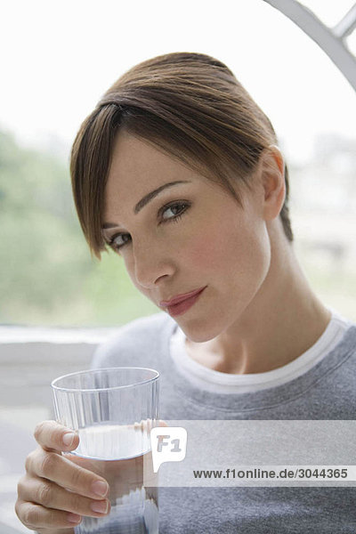 Porträt einer Frau mit einem Glas.