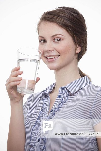 Junge Frauen mit einem Glas Wasser