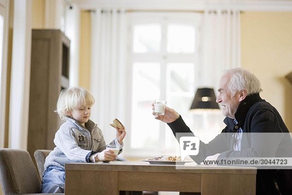Enkel und Großvater beim Essen