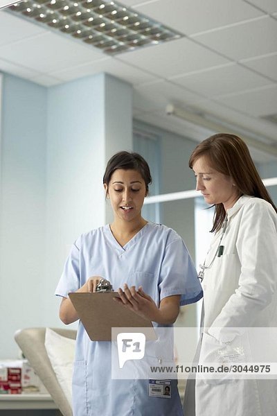 Krankenschwester und Arzt im Gespräch