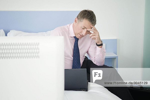 Ein Porträt eines gestressten Geschäftsmannes