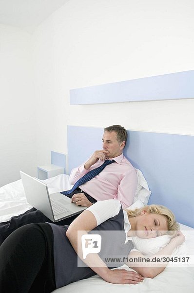 Ein Geschäftspaar im Bett
