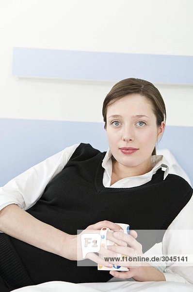 Geschäftsfrau entspannt in ihrem Schlafzimmer