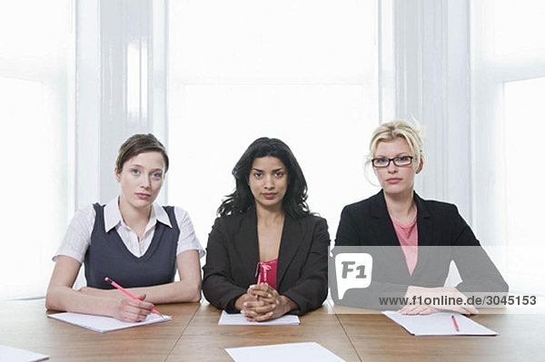 Ein Porträt von drei Geschäftsfrauen