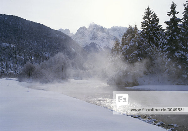 Winterlandschaft  Nebel über Fluss  Berge  Bayern