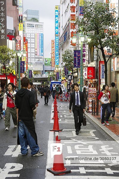 Japan  Tokio  Anzeigen der Street in Shinjuku
