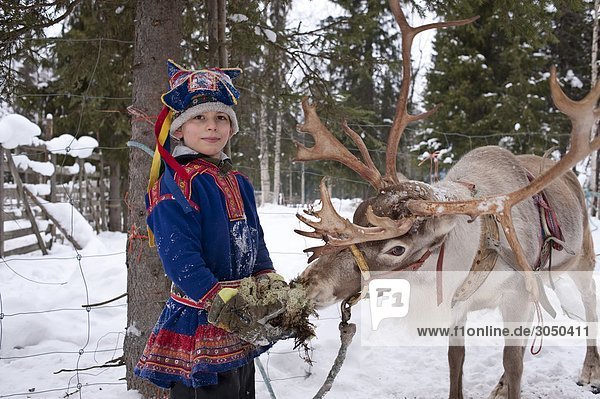 Finnland  Lappland  Venejarvi Dorf. Boy's Portrait mit Rentier