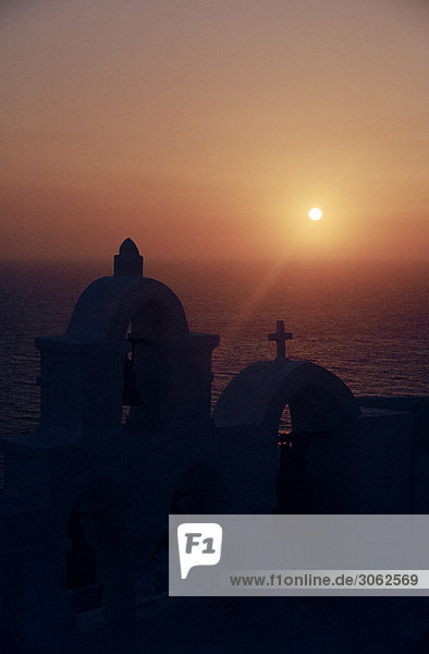 Silhouette einer Kirche in Santorini Griechenland