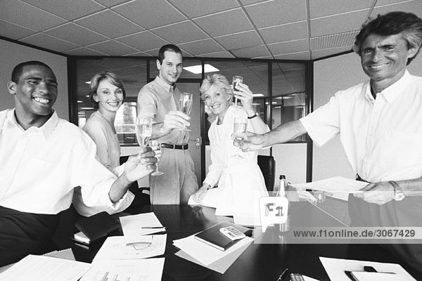 Geschäftspartner feiern mit Champagner im Büro