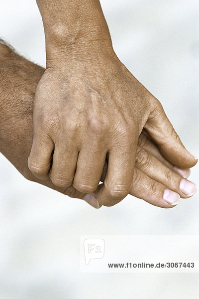 Frauenhand mit Männerhand  Nahaufnahme
