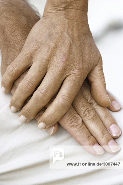 Frauenhand auf Männerhand  Nahaufnahme