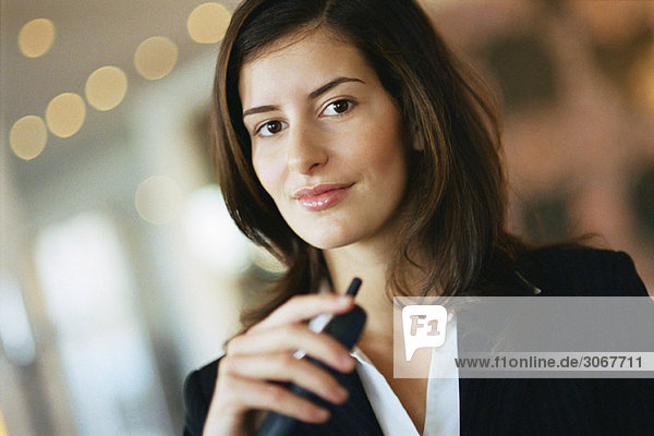 Junge Geschäftsfrau lächelt vor der Kamera  Porträt