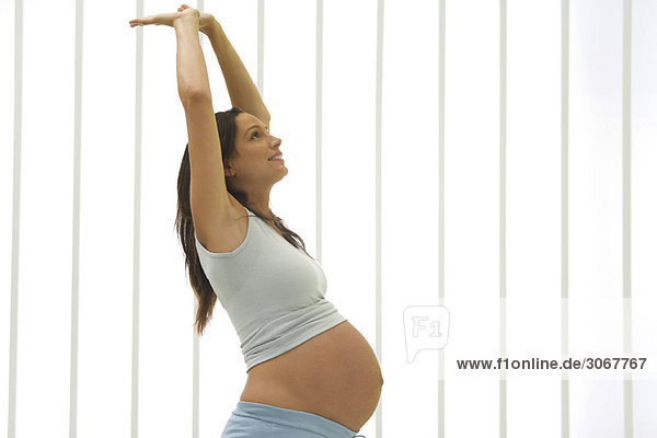 Schwangere Frau beim Stretchen