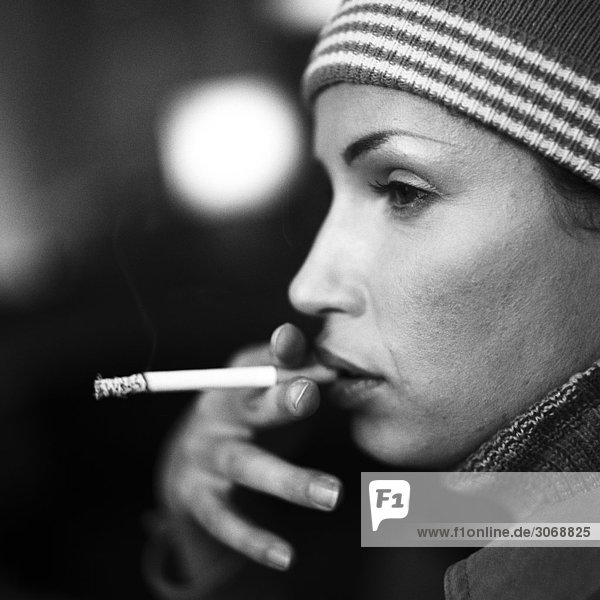 Frau rauchend  Seitenansicht