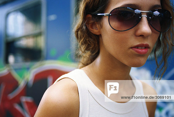 Junge Frau mit Sonnenbrille  Portrait