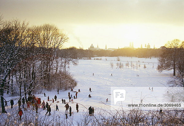 Rodeln Im Winter Englischer Garten Munchen Bayern Deutschland