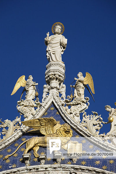Detail von Markusdom goldener Löwe Markusplatz Venedig Italien