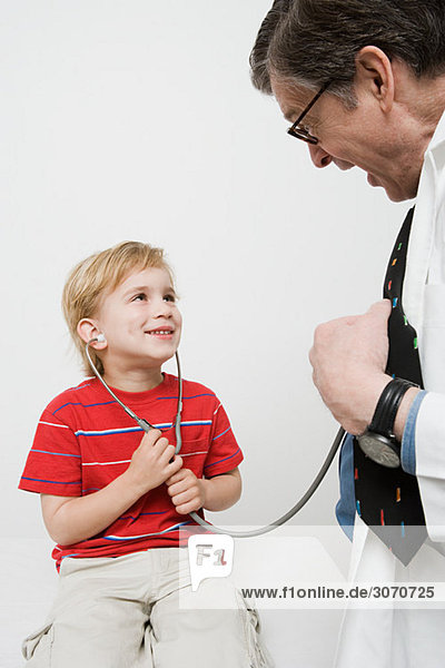 Junge und Arzt mit Stethoskop
