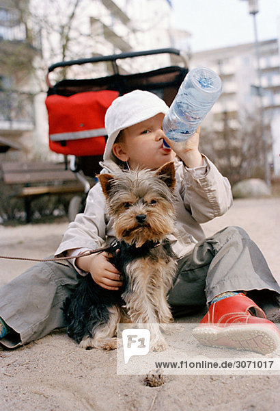 Ein Kind und ein Hund am Sommerstrand Schweden