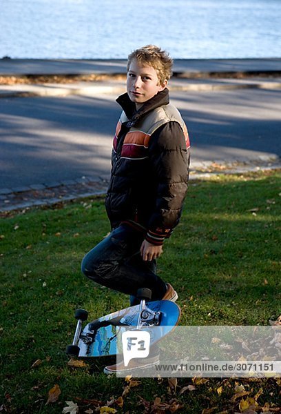 Bildnis eines Knaben mit Skateboard Schweden.