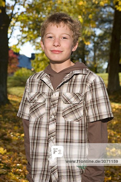 Portrait Junge - Person Laub