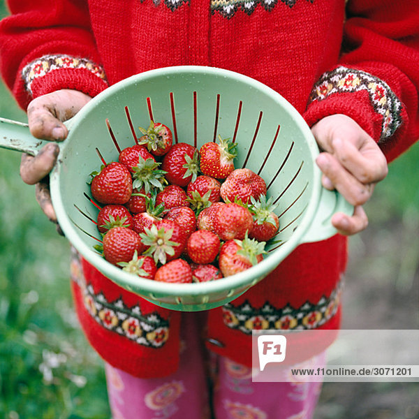 Ein Mädchen mit Erdbeeren Schweden.