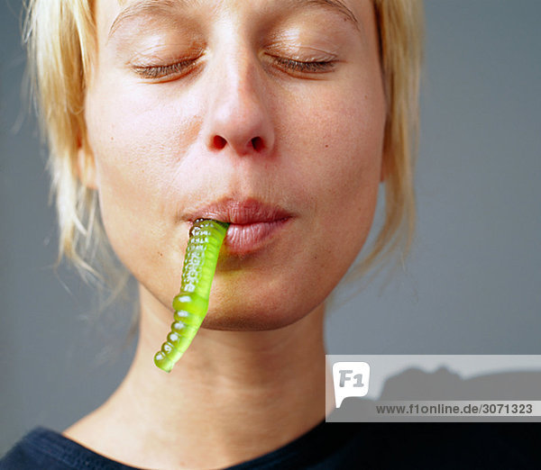 Eine Frau essen Süßigkeiten Schweden.