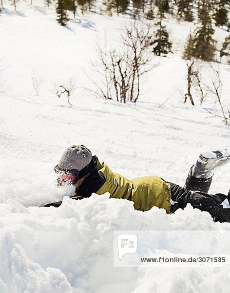 Eine Frau im Schnee Harjedalen Schweden spielen.