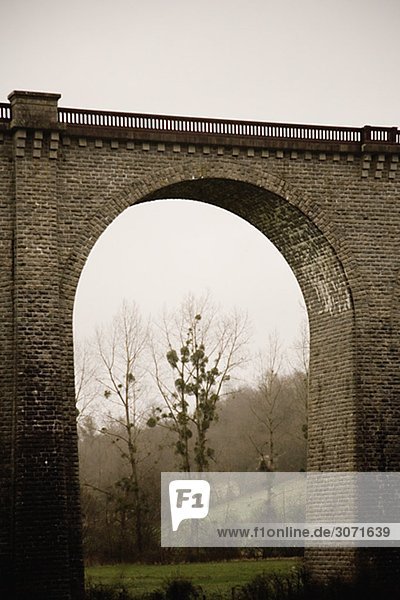 Eine alte Aquädukt Frankreich.