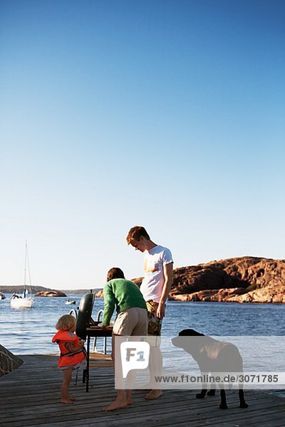 Menschen  die ein Barbecue am Meer Schweden.