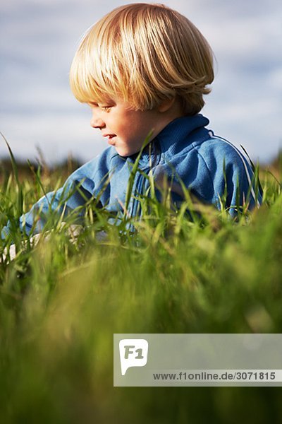 Ein blond skandinavischen junge im Gras Schweden.