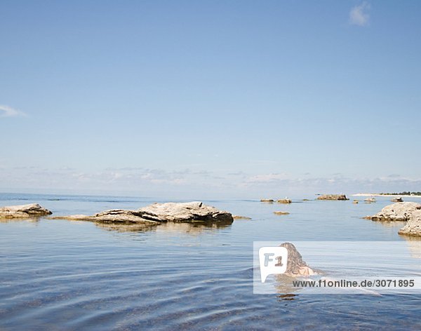 Eine Frau schwimmen Faro Gotland Schweden.