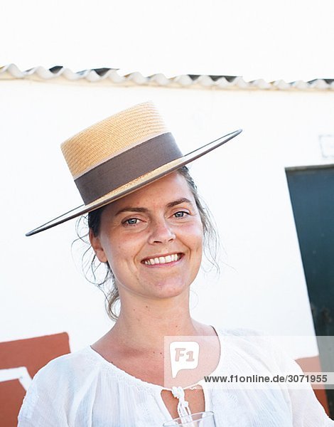 Frau trägt ein traditionelles lächelnd mütze Spanisch Spanien.