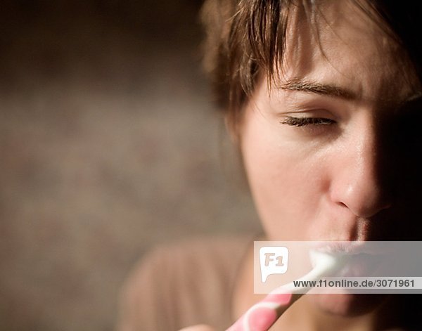 Eine müde Frau putzen ihre Zähne Schweden.